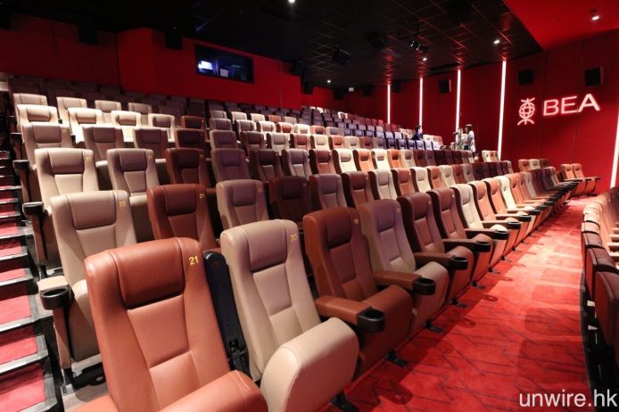 全部主影廳的座位均採用劇院式階梯形設計。