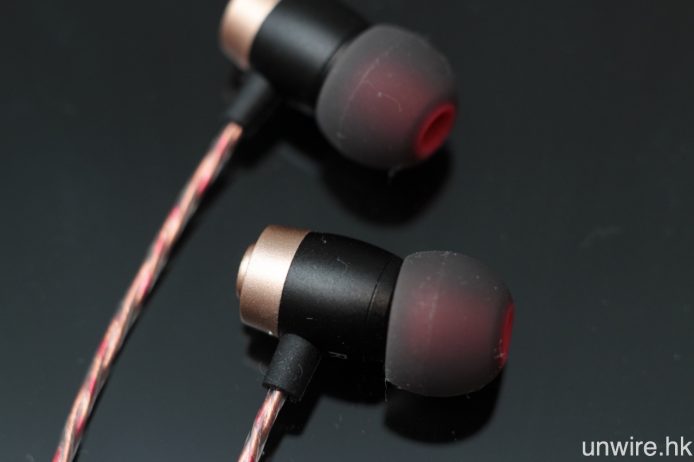 耳機腔體採用鋁合金製成，顏色為玫瑰金。