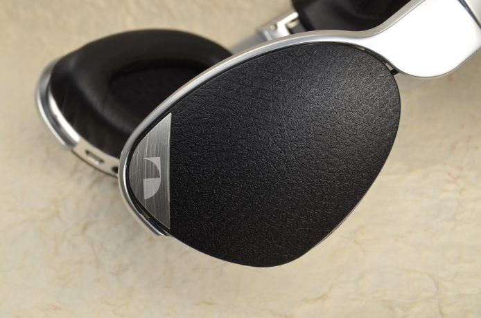 耳機單元的外殼則是塑膠製，但表面加上淺坑紋，握著時不會感到滑手。