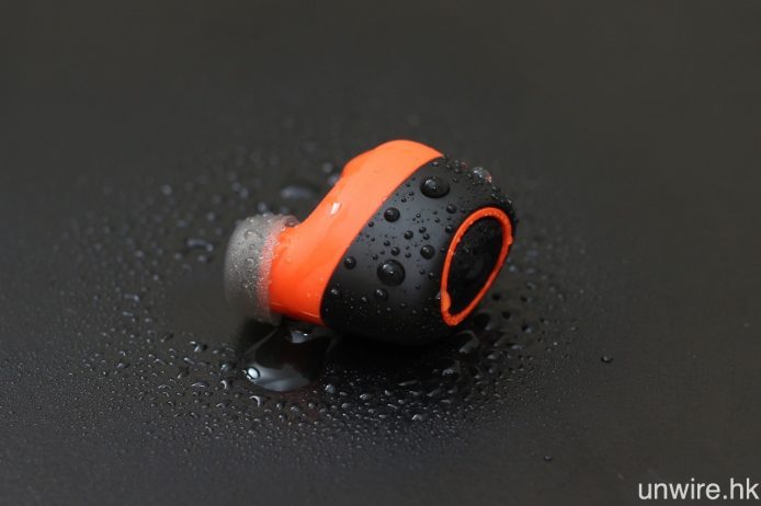 VerveOnes+ 用上 IP57 級防塵防水機身，並以橙、黑二色作為主色，左邊耳機更設有一對收音咪高峰，讓用戶可用作免提通話及語音操控。