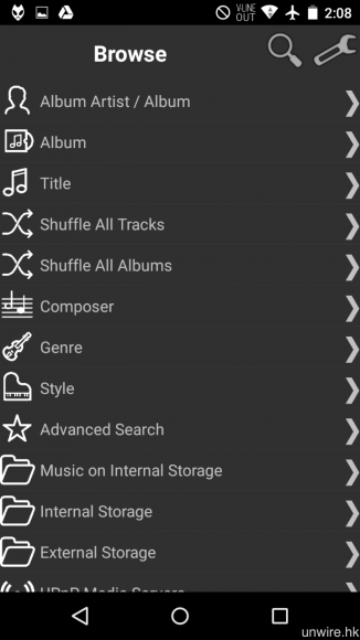 一打開《foobar2000 Mobile》，就會跳入圖中的主介面，可以專輯、曲風、類型、歌手/專輯、資料夾等分類，選擇要播放的歌曲，非常直覺簡化。