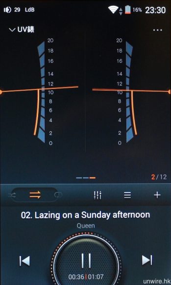 除顯示唱片封面外，播放歌曲時亦可選擇 UV 錶顯示。
