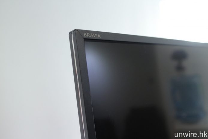 X8000D 採用窄身邊框及方角超薄機身,外觀設計與高階型號接近。