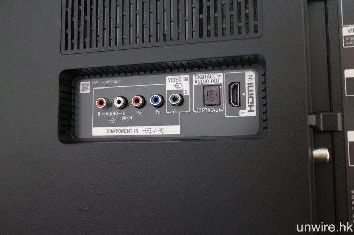 而機背則有另一組 HDMI 及色差輸入,以及光纖輸出。