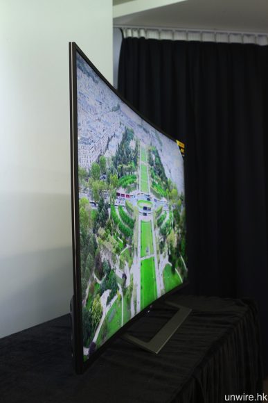 繼續 Sony 弧形電視弧度不會太誇張的設計,以避免畫面兩邊變型而造成觀感不自然。