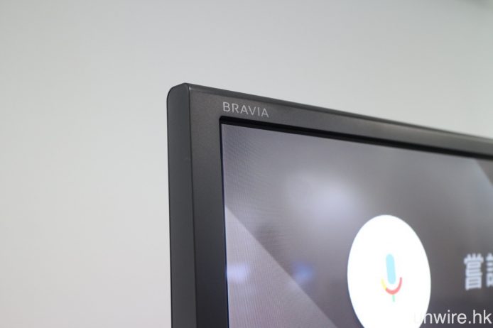 X7500D 及 X7000D 機身用上圓邊設計,亦顯著較 X8000D 為厚身。