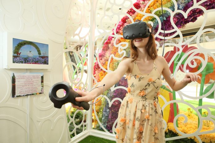 整個藝術佈置還配合了最新的「VR虛擬實境」遊戲裝置，帶領顧客一起走進栩栩如生的花海世界中，捕捉蝴蝶及昆蟲，於鬧市中感受大自然魅力。得分最高的參加者更可登上龍虎榜！(1)