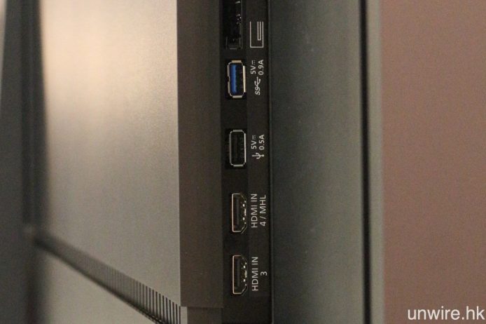 兩款電視機均設有 4 組 HDMI 2.0 及 3 組 USB 輸入端子，前者支援 HDCP 2.2，可傳輸 4K 內容。