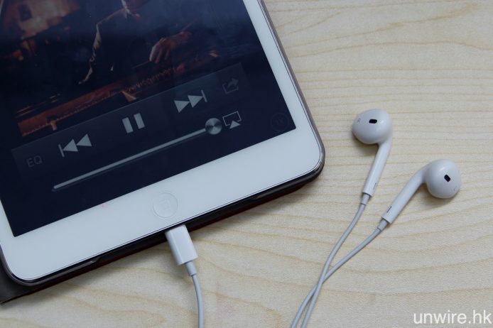 將 Lightning EarPods 連接至已升級 iOS 10 的 iPad mini 2，音樂播放及 3 鍵式免提線控都無問題。