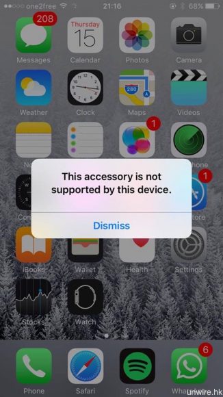 反而將 Lightning EarPods 連接至 iOS 9 的 iPhone 6，則會顯示配件不支援。
