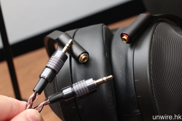 左右耳機接頭均為 3.5mm 可拆式設計，隔機附送 4.4mm 平衡及 3.5mm 非平衡插頭接線。
