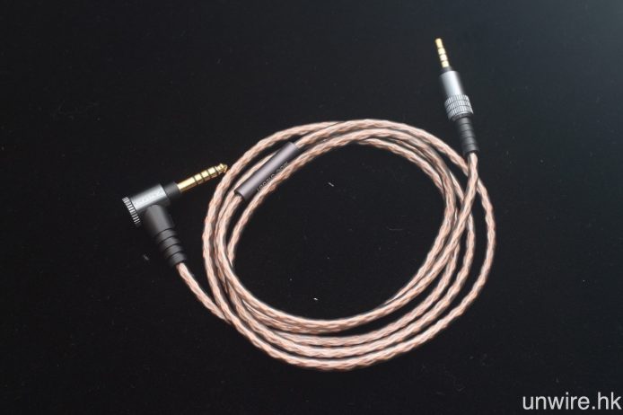 Sony 在 MDR-Z1R 內部用上美國著名線材品牌 Kimber Kable 的接線，並會與該品牌合作推出多款耳機升級線，包括雙 3.5mm 平衡/4.4mm 的 MUC-B20SB1、3.5mm 4 極/4.4mm 的 MUC-S12SB1，與及 MMCX/4.4mm 的 MUC-M12SB1。