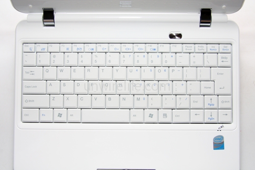 採用較大鍵盤，尤其是 Enter 鍵十分大，頗容易按下；而且 Ctrl 及 Fn 鍵位置與一般電腦鍵盤相同，較易習慣。