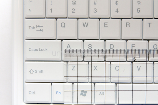 在第二部分使用舒適感方面，當然是從鍵盤著手。先用間尺量度按鍵大細，可見 SL-NB1000 採用正方形按鍵，按打面積為 12mm x 12mm，算是一般吧。