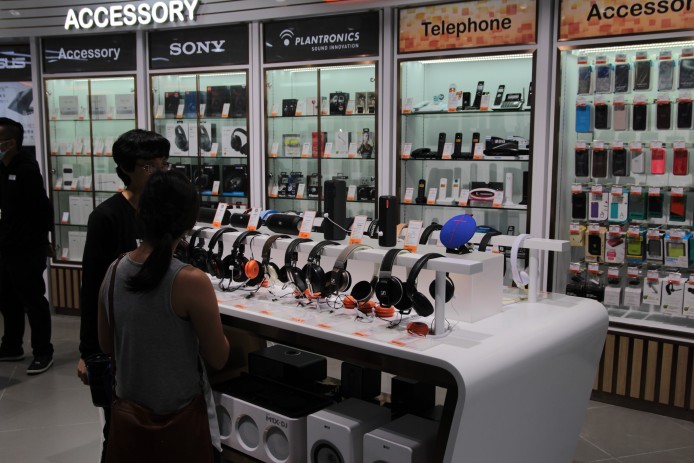 豐澤旗艦店另一特點，是場內的產品分類明顯較以往清晰，耳機、智能手機保護殼集中於配件展示區。