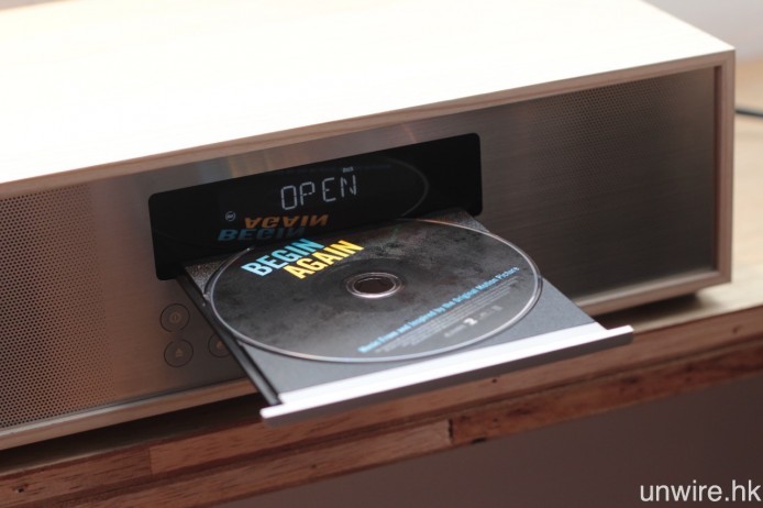 設有 CD 碟盤，若家中擁有大量 CD 庫存就合晒合尺。