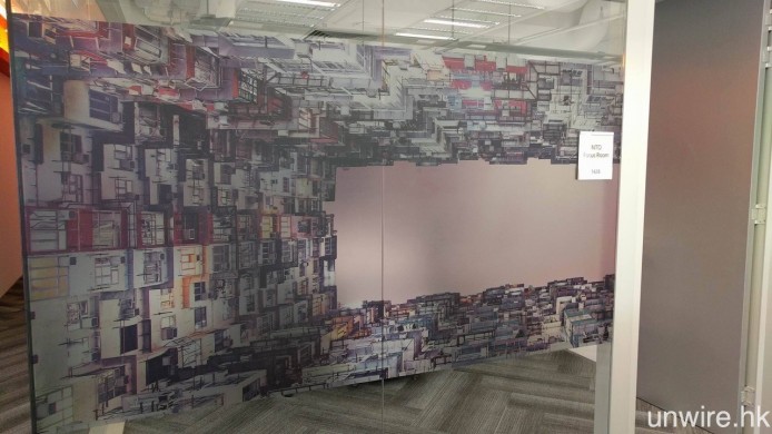 與 Pantry 一樣，在辦公室中亦有不少「Hong Kong Style」的佈置，例如鐵閘、低抄高樓等牆紙。
