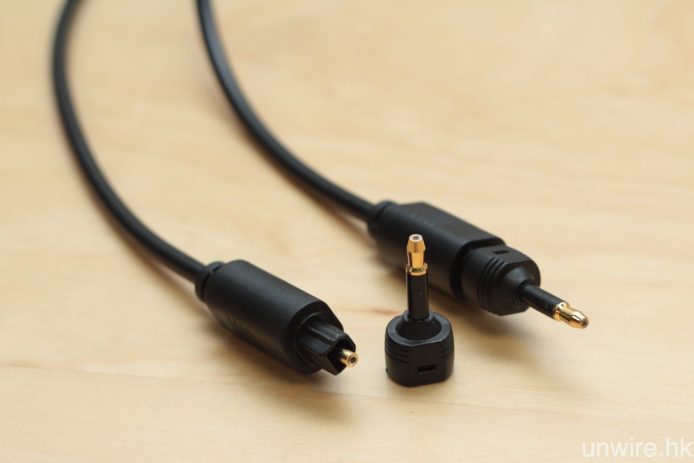 Chromecast Audio 的 3.5mm 端子支援光纖輸出，但要連接至擴音機或主動式喇叭，就必須購買圖中的 3.5mm/光纖轉插。