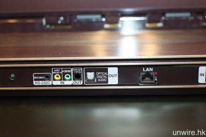 其他端子還包括 Ethernet、3.5mm AV、3.5mm 色差輸入，以及光纖和 3.5mm mini jack Audio 輸出。