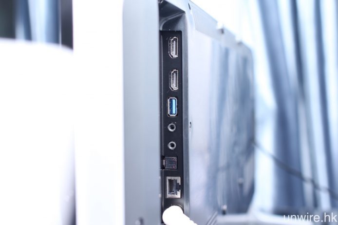 機側設左兩組 HDMI、一組 USB 3.0、一組 3.5mm  AV 等輸入端子，以及 3.5mm 耳機及光纖輸出。