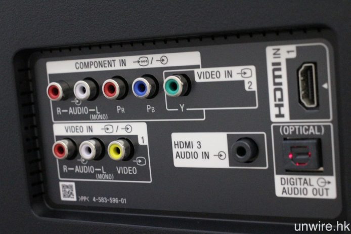共設有 4 組 HDMI 輸入端子、3 組 USB、色差、3.5mm mini jack 及 AV 等輸入端子。