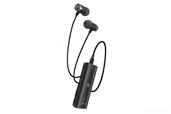 隨 MusicClip 9100 將會附送早前推出之 ProStereo L1 Hi-Res Audio 認證耳機的短線精裝版本，而其 3.5mm 輸出端子亦可配合其他耳機使用，官方表示足以驅動 500ohms 阻抗耳機。