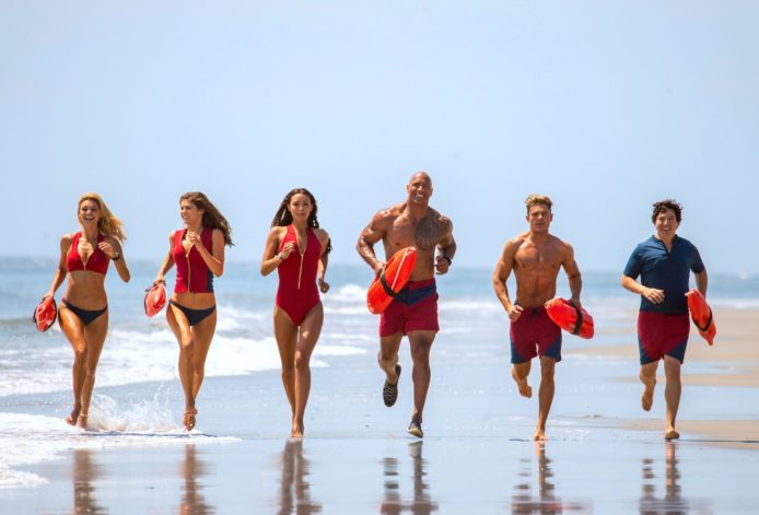 影評《沙灘拯救隊》：年輕肉體勁吸睛 塞滿粗俗笑話的電影