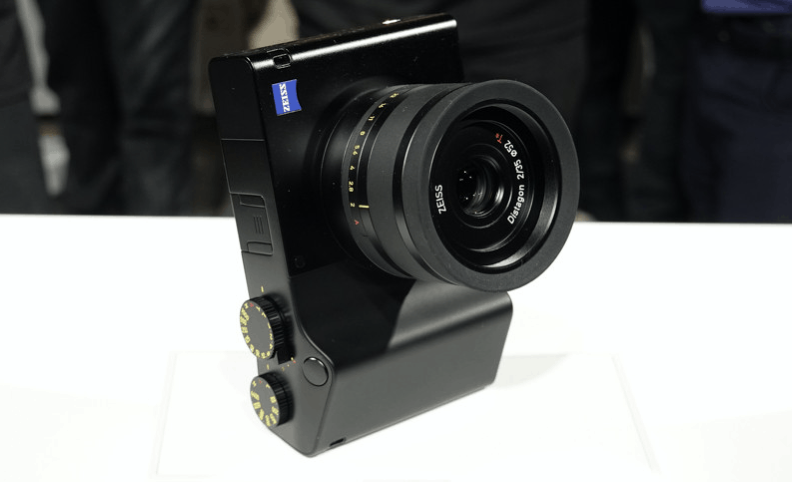 蔡司Zeiss ZX1全片幅Android相機內置Lightroom執相，隨身拍之王
